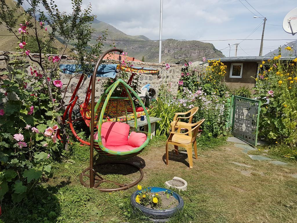 Nino'S Guest House Kazbegi Exterior foto